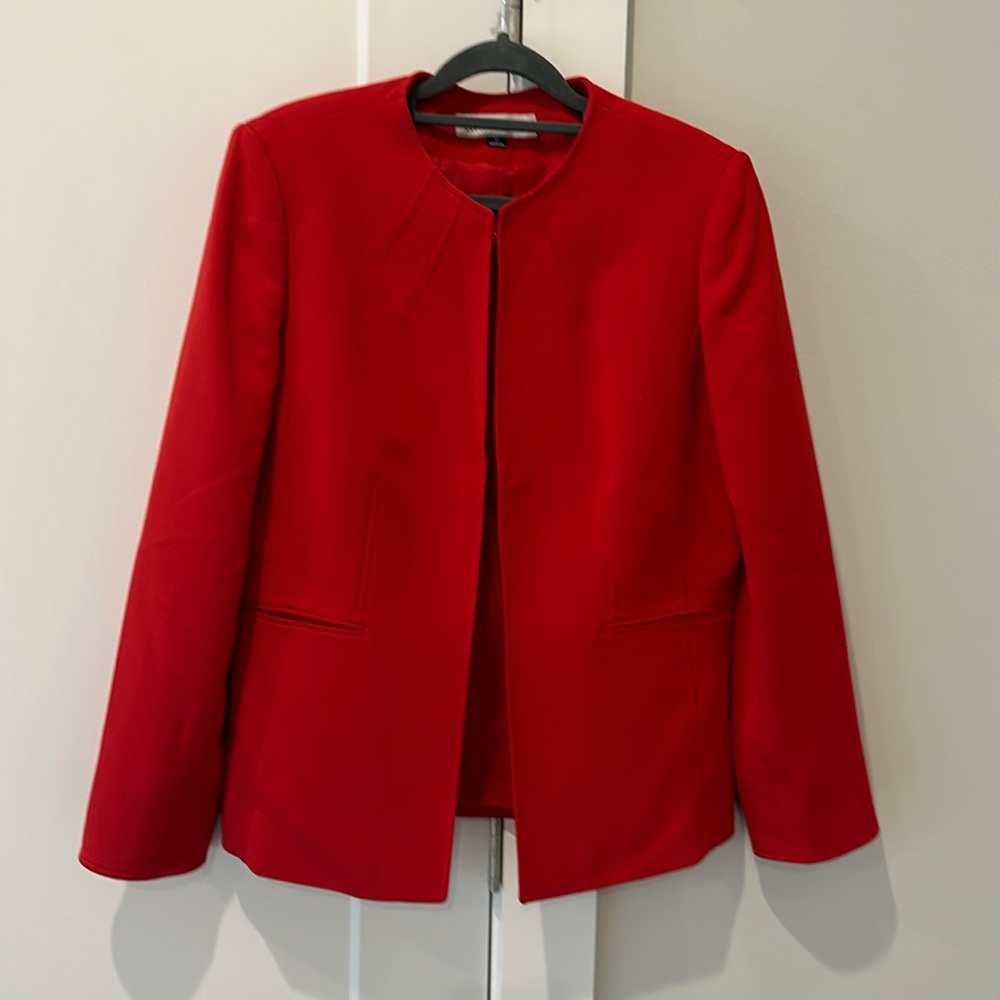 Beautiful Tahari Arthur S. Levine Red Women’s Blazer.  Size 10